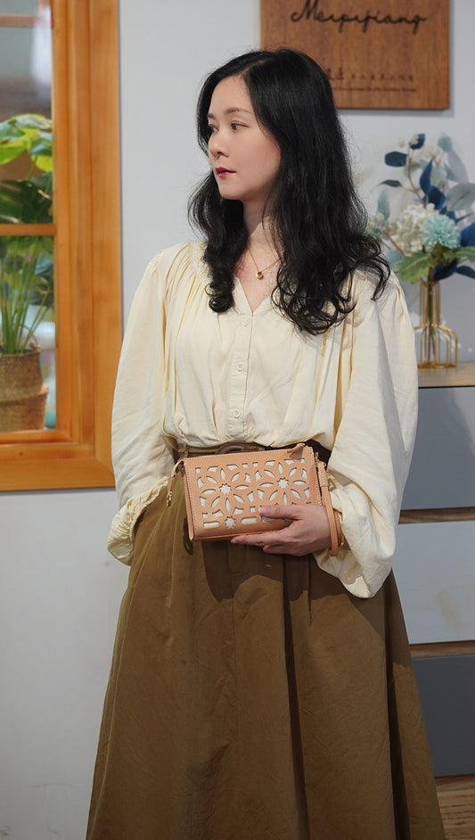 Hollow-out handbag
