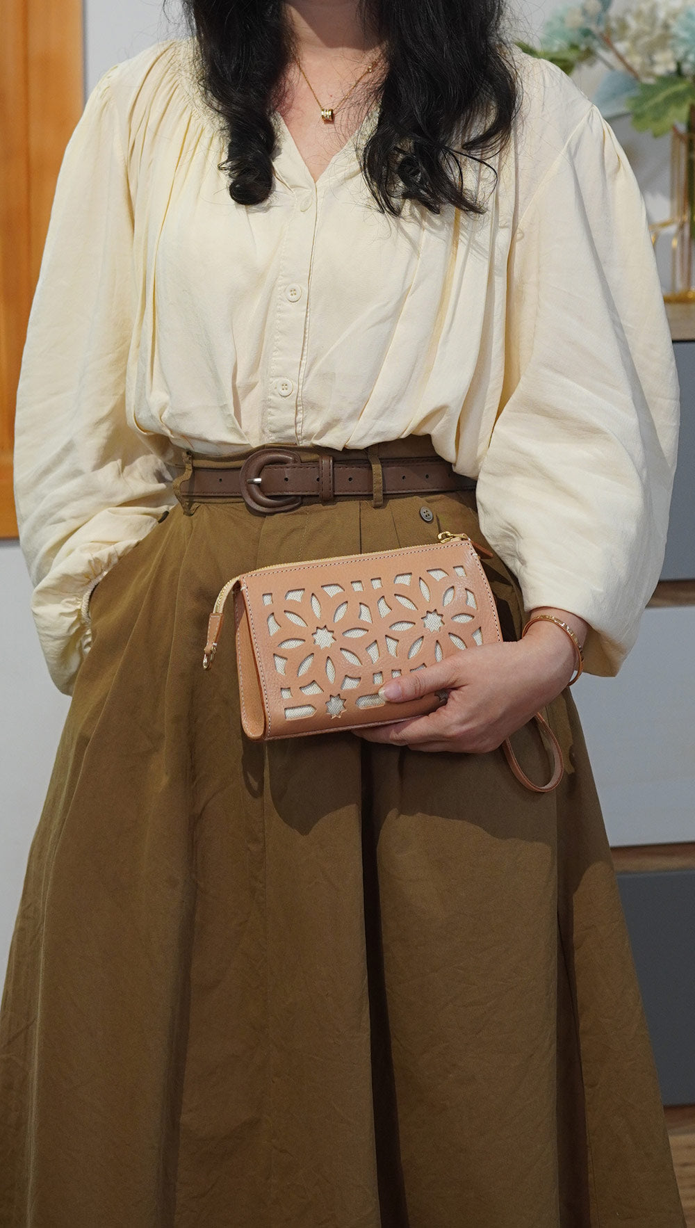 Hollow-out handbag